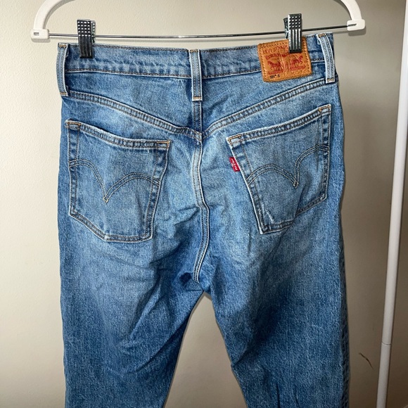 Aritzia Levi Slim Leg Light Wash Distressed Jeans No Flaws - Picture 3 of 6